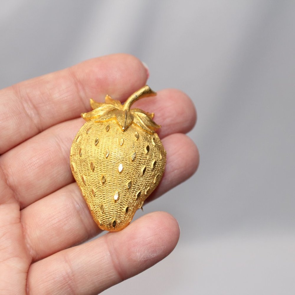 Vintage 60’s Mamselle Gold Tone Strawberry Brooch - Picture 9 of 10